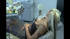 Доктор трахает сексуальную телку под наркозом за щёку